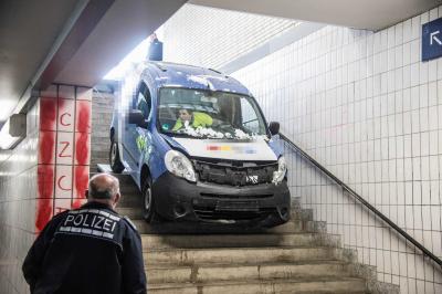 Esslingen-Oberesslingen: Transporter faehrt Fussgaengerbahnunterfuehrung hinab - Fahrer verletzt